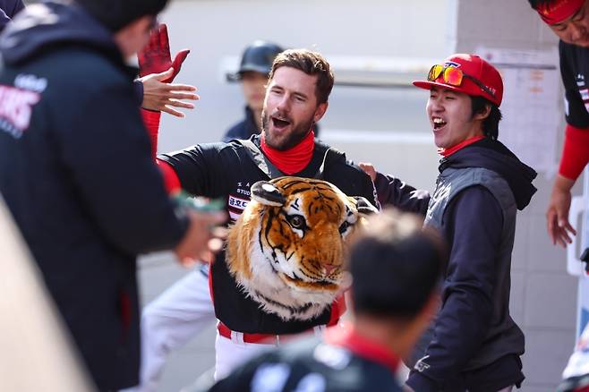 30일 대전 한화생명 볼파크에서 열린 2025 신한 SOL Bank KBO리그 KIA 타이거즈와 한화 이글스의 경기, KIA가 한화를 5-3으로 제압하고 5연패와 싹쓸이패 위기에서 벗어났다. 이날 2번타자 겸 1루수로 선발 출전한 위즈덤은 홈런 포함 2안타 2타점 1득점으로 팀 승리를 이끌었다. KIA 타이거즈