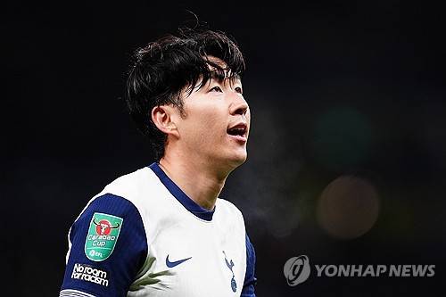 축구 콘텐츠 매체 '매드풋볼'이 지난 30일 발표한 잉글리시 프리미어리그 21세기 레전드 랭킹 24위 안에 손흥민이 포함됐다. 손흥민은 이 명단에서 23위에 올랐다. 이는 손흥민이 21세기 프리미어리그를 대표하는 유일한 토트넘 홋스퍼 현역 선수가 됐다. 토트넘의 명예를 지킨 유일한 인물이라는 점에서 의미가 크다. 8위에 해리 케인이 올라있지만 그는 현재 독일 분데스리가 바이에른 뮌헨에서 뛰고 있기 때문에 현재 토트넘 선수는 손흥민이 유일하다. 연합뉴스