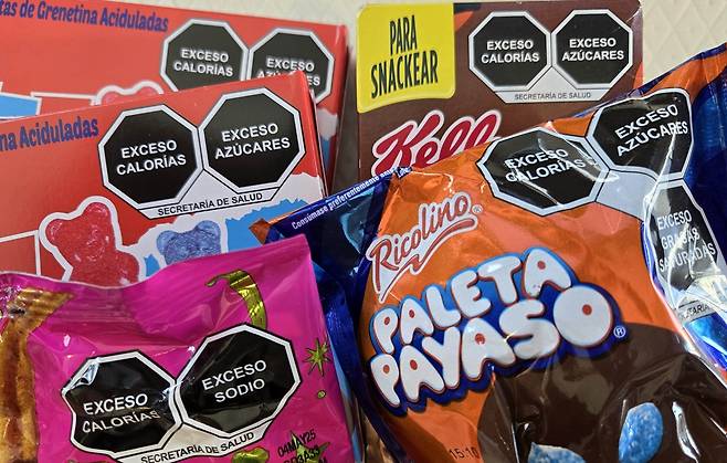 멕시코 과자 포장지에 붙은 '설탕·칼로리 등 함량 주의' 경고문 [촬영 이재림 특파원]
