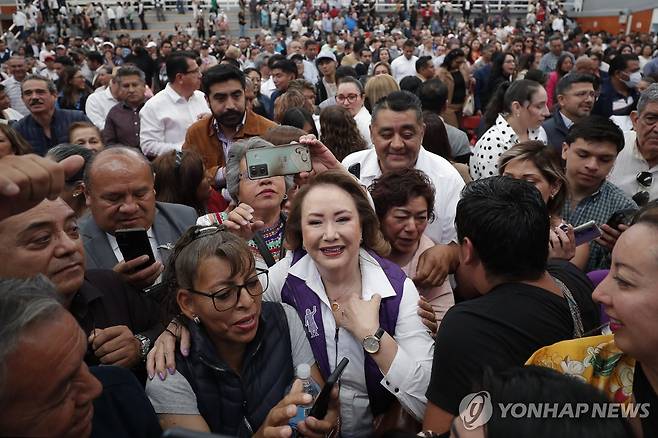 30일(현지시간) 판사 선거 유세 펼치는 야스민 에스키벨 멕시코 대법관(가운데) [에카테펙 EPA=연합뉴스. 재판매 및 DB 금지]