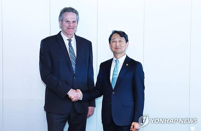 안덕근 장관, 마이크 던리비 알래스카 주지사와 기념 촬영 (서울=연합뉴스) 안덕근 산업통상자원부 장관이 25일 서울 중구 플라자호텔에서 마이크 던리비 미국 알래스카주 주지사와 기념 촬영하고 있다. 2025.3.25 [산업통상자원부 제공. 재판매 및 DB 금지] photo@yna.co.kr