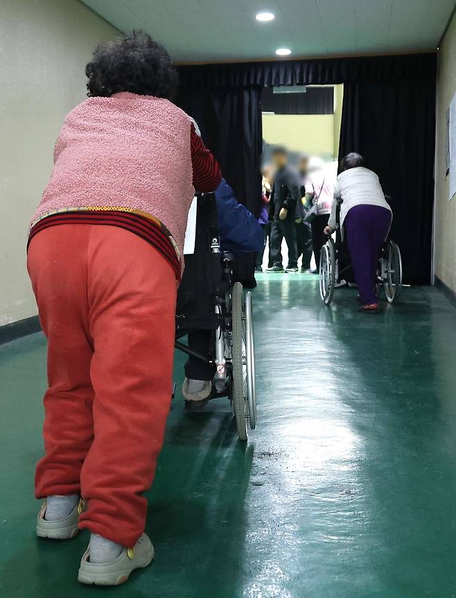 힘겨운 안동체육관 대피소 경사길 [촬영 황수빈]