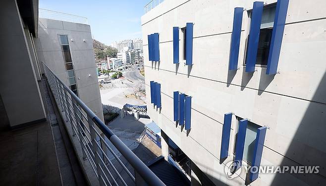 창원NC파크 구조물 사고 현장 (창원=연합뉴스) 김동민 기자 = 지난 29일 경남 창원시 마산회원구 창원NC파크에서 NC 다이노스와 LG 트윈스 경기 중 3루 방향 건물에 설치된 구조물(상단부 가운데) 일부가 떨어지는 사고가 발생했다.
    이 사고로 관중 3명이 다쳤고, 30일 열릴 예정이던 NC와 LG 경기는 시설물 안전 점검을 위해 연기됐다. 사진은 30일 촬영한 현장 모습. 2025.3.30 image@yna.co.kr