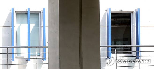 창원NC파크 구조물 사고 현장 (창원=연합뉴스) 김동민 기자 = 지난 29일 경남 창원시 마산회원구 창원NC파크에서 NC 다이노스와 LG 트윈스 경기 중 3루 방향 건물에 설치된 구조물(오른쪽) 일부가 떨어지는 사고가 발생했다.
    이 사고로 관중 3명이 다쳤고, 30일 열릴 예정이던 NC와 LG 경기는 시설물 안전 점검을 위해 연기됐다. 사진은 30일 촬영한 현장 모습. 2025.3.30 image@yna.co.kr