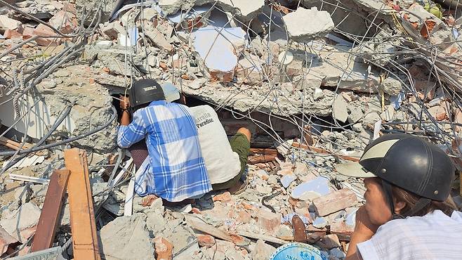 집안 수색하는 미얀마 시민들 (만달레이=연합뉴스) 박의래 특파원 = 31일 미얀마 만달레이에서 주민들이 무너진 주택 안을 살펴보고 있다. 2025.3.31. laecorp@yna.co.kr