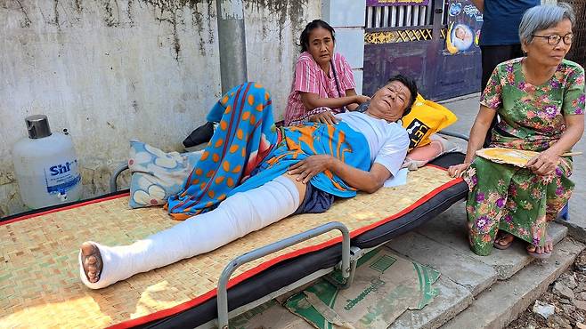 다친 채로 노숙 중인 주민 (만달레이=연합뉴스) 박의래 특파원 = 미얀마 만달레이에서 잔해에 깔려 다친 아웅수웨이윙(61)씨가 입원하지 못하고 집 앞에서 침상을 깔고 노숙하고 있다. 2025.3.31. laecorp@yna.co.kr