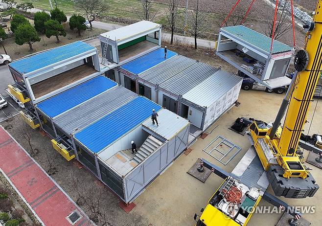 산불 이재민 보금자리 될까…'모듈러주택' 설치 (안동=연합뉴스) 윤관식 기자 = 31일 경북 안동시 일직면 권정생어린이문학관 앞에 산불 이재민 긴급주거시설로 모듈러주택이 설치되고 있다. 2025.3.31 psik@yna.co.kr