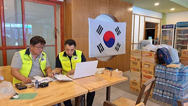 영사 조력 (만달레이=연합뉴스) 박의래 특파원 = 주미얀마 한국대사관 만달레이 영사협력원으로 활동하는 오광호 사장(왼쪽)과 대사관에서 파견 나온 이진형 영사가 주민 피해 상황을 점검하고 있다. 2025.3.31. laecorp@yna.co.kr