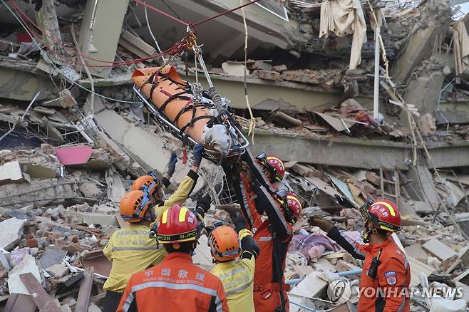 미얀마 만달레이서 활동 중인 중국 구조대 [신화 연합뉴스 자료사진. 재판매 및 DB 금지]