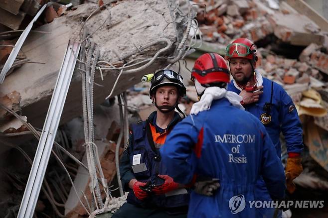 미얀마 만달레이에서 활동 중인 러시아 구조대 [EPA 연합뉴스 자료사진. 재판매 및 DB 금지]