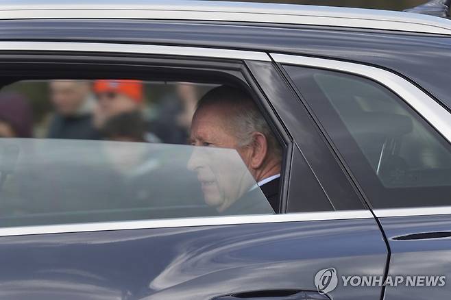 28일(현지시간) 클래런스 하우스에서 나와 하이그로브로 향하는 찰스 3세 [AP/PA 연합뉴스, 재판매 및 DB 금지]
