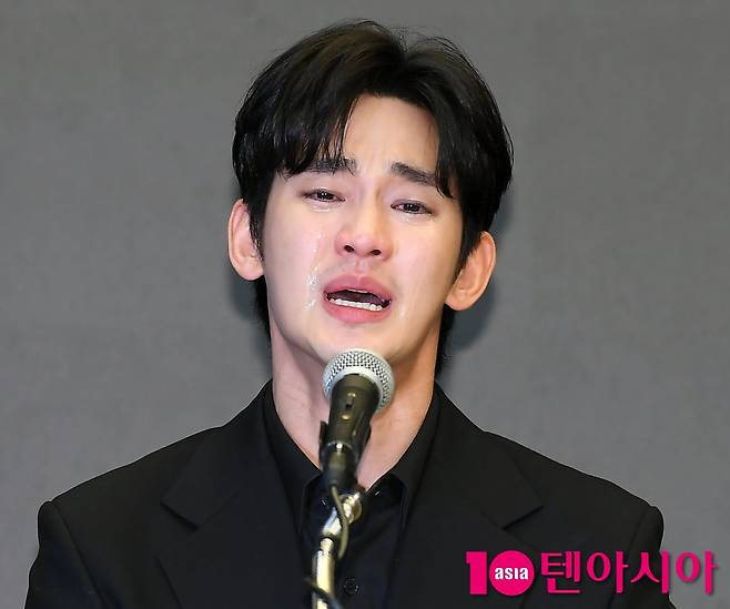 지난달 31일 서울 마포구 스탠포드호텔에서 기자회견을 하는 배우 김수현. 텐아시아DB