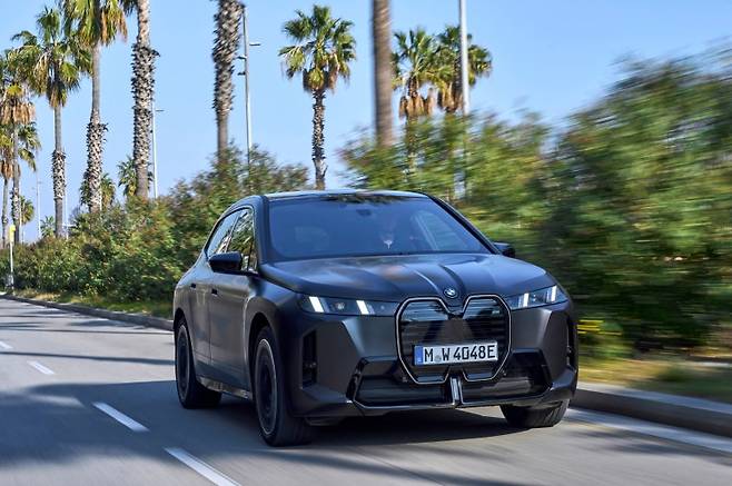 신형 i4와 함께 같이 공개되는 신형 iX. 사진=BMW코리아