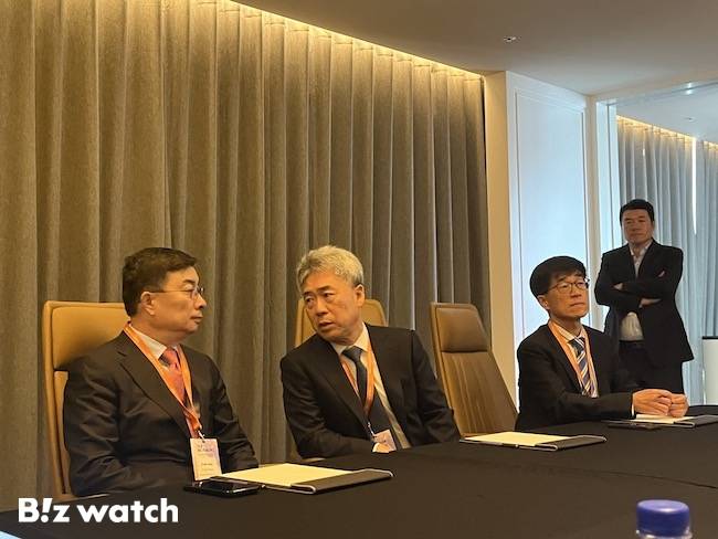 왼쪽부터 프랭크 장 항서제약 부사장과 정세호 엘레바테라퓨틱스 대표, 최수환 CIO(바이오기술총괄)가 지난해 5월 23일 서울 잠실 소피텔 앰배서더 호텔에서 열린 기자간담회에서 참석해 기자들의 질문에 답하고 있다. /사진=김윤화 기자 kyh94@