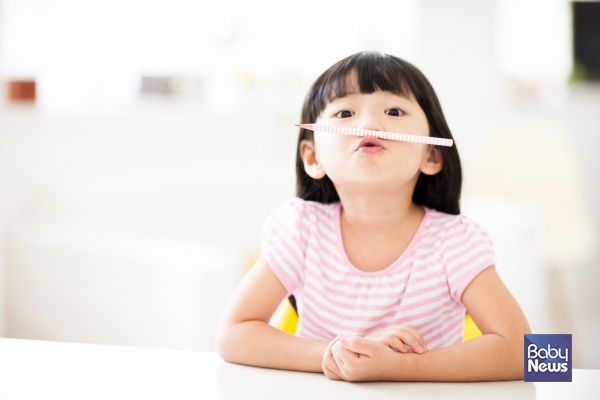 과도한 정서적 돌봄이 아이의 자발적인 시도를, 실패할 수 있는 기회를 뺏지 않도록 주의해야 한다. ⓒ베이비뉴스