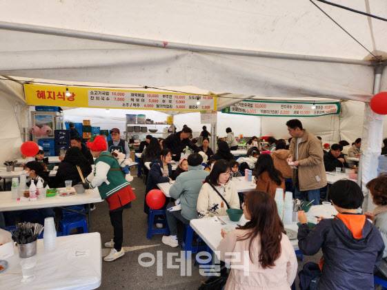 지난 29일 충남 논산시 관촉동 일대에서 열린 제27회 논산딸기축제를 찾은 방문객들이 한 식당을 찾아 다회용기로 보급된 음식들을 먹고 있다. (사진=박태진 기자)