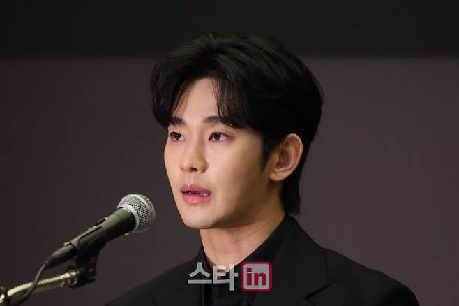 [이데일리 스타in 이영훈 기자] 배우 김수현이 31일 오후 서울 마포구 스탠포드 호텔에서 기자회견을 열고 미성년자였던 고 김새론과 교제했다는 의혹 등에 대해 입장을 밝히고 있다.