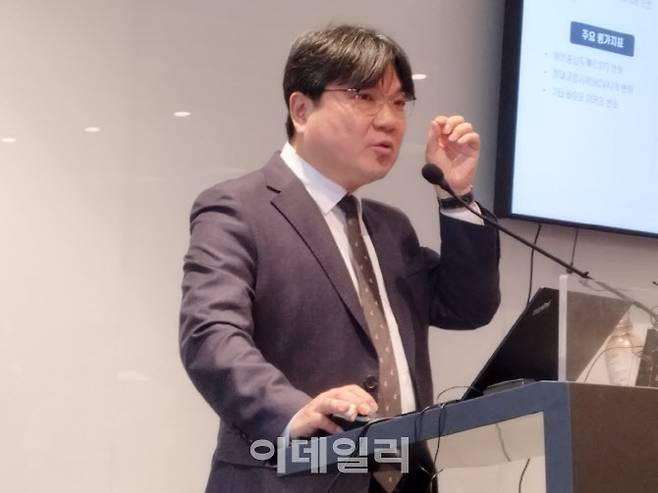 유재현 큐라클 대표가 지난해 2월 서울 여의도 NH금융센터에서 기자간담회를 열고 당뇨병성 황반부종 치료제 CU06의 미국 FDA 임상 2a상 결과를 발표 중이다. (사진=김지완 기자)