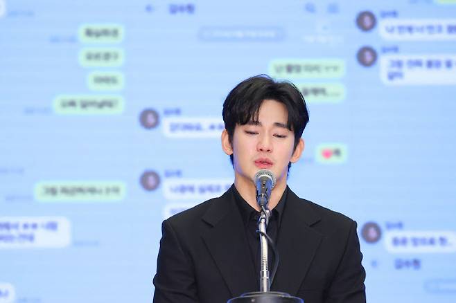 배우 김수현이 31일 오후 서울 마포구 스탠포드 호텔에서 미성년자였던 배우 고 김새론과 교제했다는 의혹과 관련해 입장발표 기자회견을 하고 있다. 연합뉴스