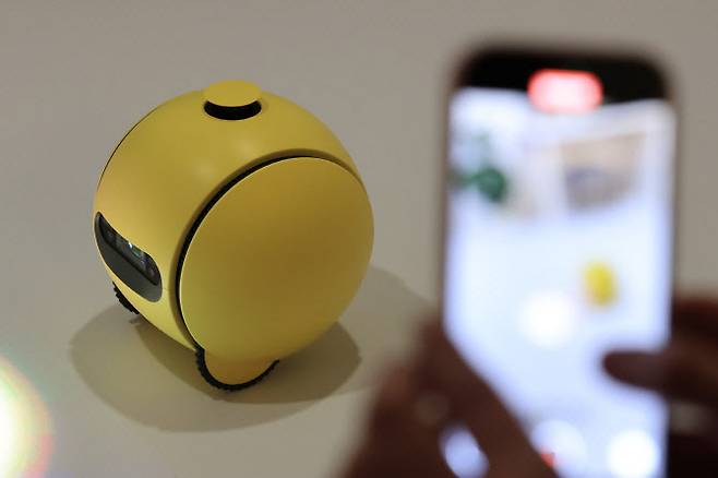 지난 1월 미국 네바다주 라스베이거스 시저스 팰리스 호텔에서 열린 ‘삼성 퍼스트 룩 2025’에서 가정용 AI 로봇 ‘볼리’가 전시 관계자 질문에 답변하고 있다.(사진=연합뉴스)