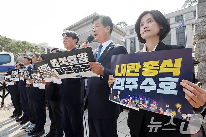 국회 윤석열 대통령 탄핵소추단 박균택 더불어민주당 의원이 지난 3월 24일 오후 서울 종로구 헌법재판소 앞에서 열린 '탄핵소추 선고기일지정 촉구 기자회견'에서 발언을 하고 있다. 왼쪽부터 박범계·이용우·김기표·박선원·이성윤·이춘석·박균택 더불어민주당 의원, 박은정 조국혁신당 의원. 2025.3.24/뉴스1 ⓒ News1 민경석 기자