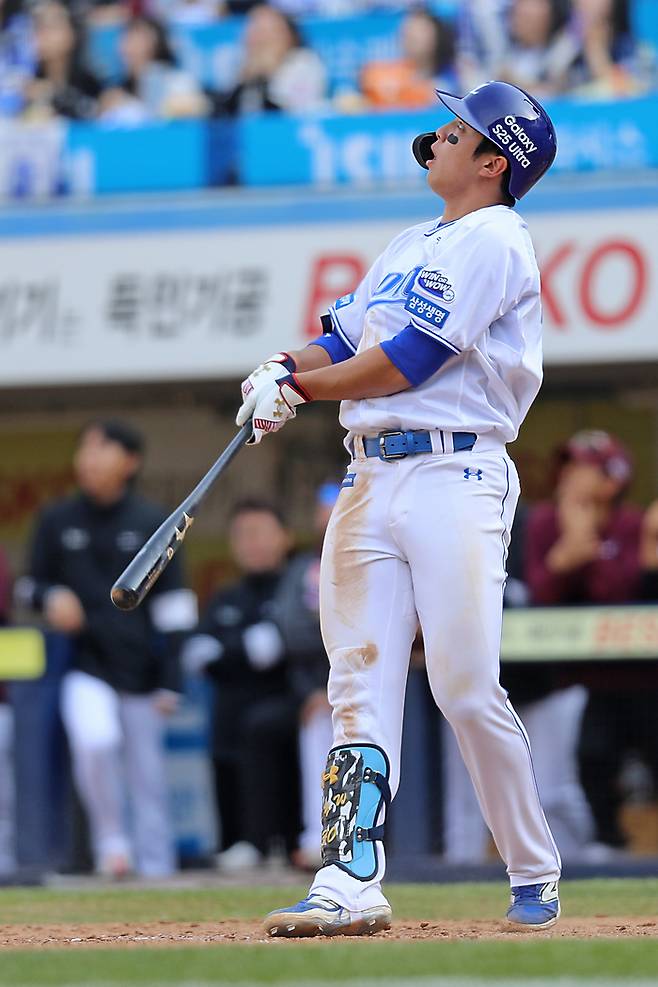 삼성 김영웅이 22일 대구삼성라이온즈파크에서 열린 2025 KBO리그 개막전 키움과 경기에서 솔로 홈런을 때린 후 타구를 바라보고 있다. 사진 | 삼성 라이온즈