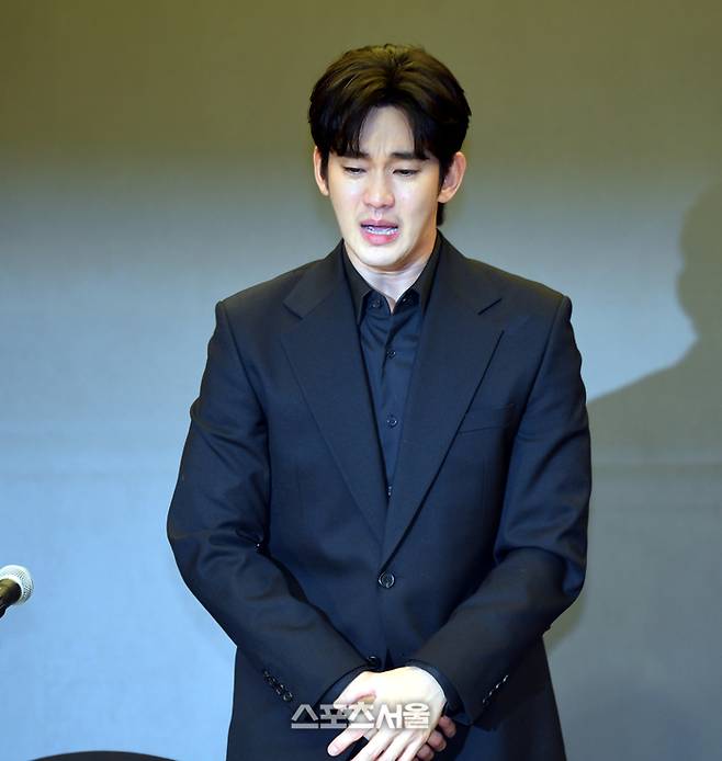 최근 불거진 사생활 논란에 대해 침묵을 지켜왔던 배우 김수현이 31일 서울 마포구 스탠포드 호텔에서 기자회견을 하고 있다. 최승섭기자 thunder@sportsseoul.com