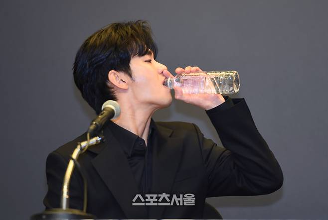 최근 불거진 사생활 논란에 대해 침묵을 지켜왔던 배우 김수현이 31일 서울 마포구 스탠포드 호텔에서 열린 기자회견장에서 물을 마시고 있다. 최승섭기자 thunder@sportsseoul.com