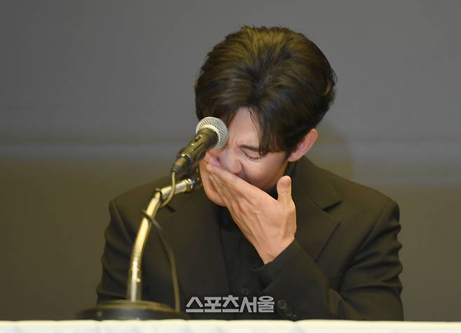 최근 불거진 사생활 논란에 대해 침묵을 지켜왔던 배우 김수현이 31일 서울 마포구 스탠포드 호텔에서 기자회견을 하고 있다. 최승섭기자 thunder@sportsseoul.com