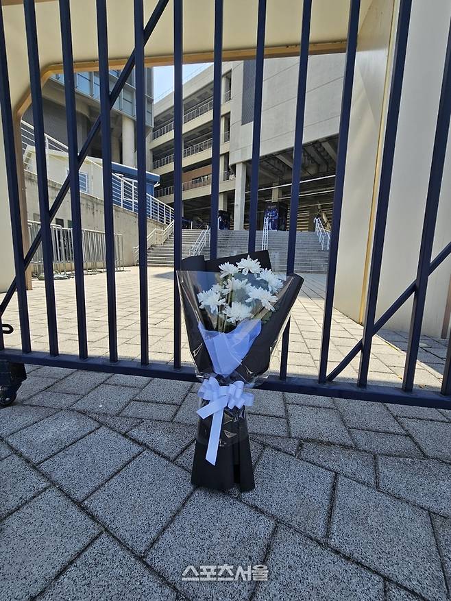 1일 창원NC파크 3루쪽 출입구에 사망자를 추모하는 조화가 놓였다. 창원 | 김동영 기자 raining99@sportsseoul.com