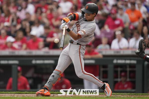 샌프란시스코 자이언츠의 이정후가 29일(현지 시간) 미 오하이오주 신시내티 그레이트 아메리칸 볼파크에서 열린 2025 메이저리그 신시내티 레즈와의 경기 3회 1타점 적시타를 치고 있다. 이정후는 4타수 1안타 1타점 1도루를 기록했고 팀은 2-3으로 패했다. 사진┃뉴시스/AP