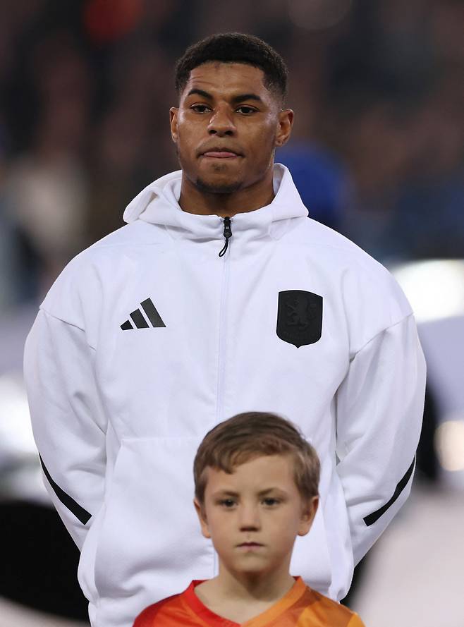 마커스 래시포드가 아스톤 빌라로 완전 이적할 경우 맨체스터 유나이티드는 막대한 경제적 이익을 볼 수 있다. 래시포드의 막대한 주급이 클럽에게 상당한 부담으로 다가오고 있기 때문이다. 마찬가지로 아스톤 빌라가 래시포드를 데려오기 위해서 가장 고민하는 것도 이 주급이다. 올 시즌 골칫거리로 여기던 래시포드를 매각할 경우 맨유는 막대한 비용을 절약할 수 있다. 적지 않은 이적료는 덤이다. 아스톤 빌라가 결정만 한다면 맨유는 마다할 이유가 없는 거래다. <저작권자 ⓒ 연합뉴스. 무단 전재 재배포 금지, AI 학습 및 활용 금지>