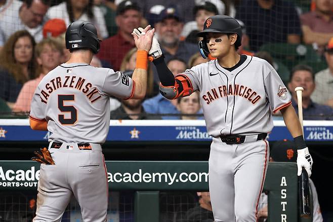 이정후가 5회 라몬트 웨이드 주니어의 희생플라이로 홈을 밟은 마이크 야스트렘스키를 맞고 있다. AFP연합뉴스