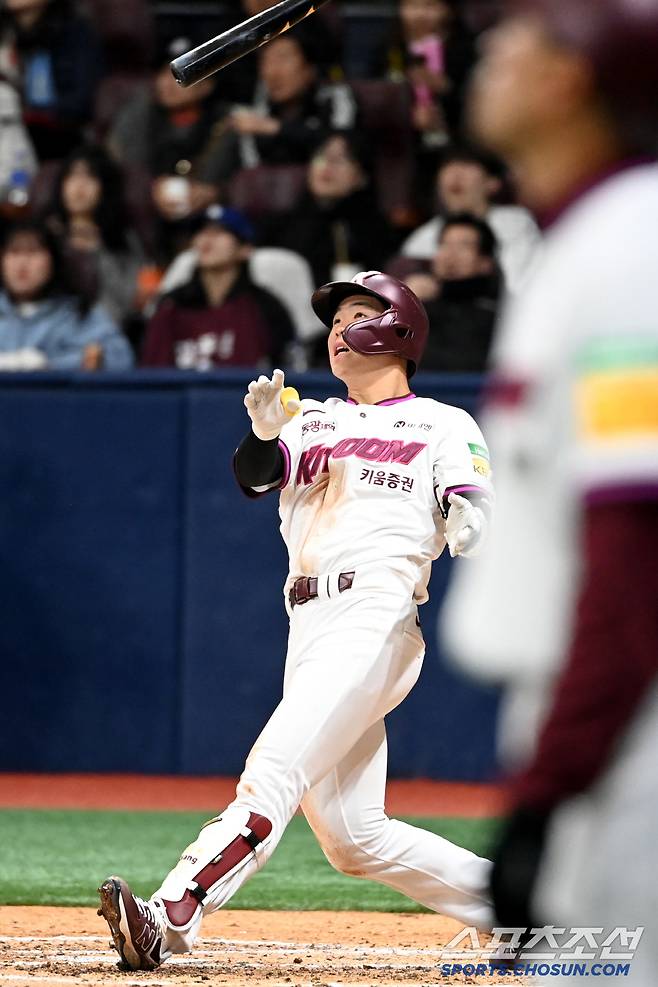18일 고척스카이돔에서 열린 롯데와 키움의 시범경기, 6회말 1사 1,2루 키움 여동욱이 타구를 날리고 있다. 고척=허상욱 기자wook@sportschosun.com/2025.03.18/