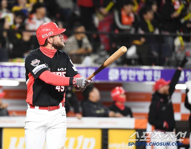 28일 대전 한화생명볼파크에서 열린 KIA-한화전. 7회초 무사 위즈덤이 솔로포를 친 후 타구를 바라보고 있다. 대전=정재근 기자 cjg@sportschosun.com/2025.3.28/