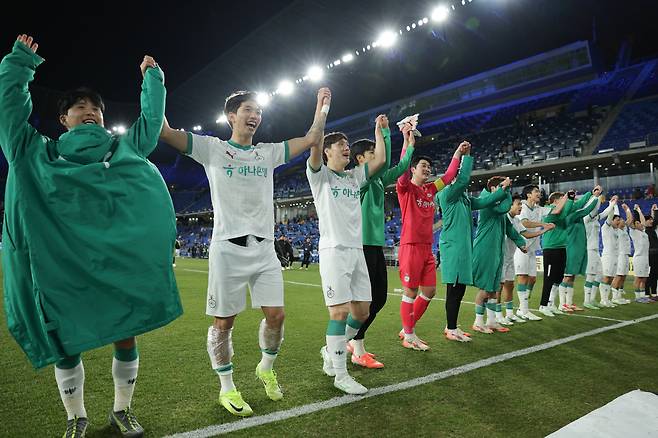 울산문수축구경기장/ K리그1/ 울산HDFC vs 대전하나시티즌/ 대전 김현욱, 박규현, 오재석, 단체/ 승리 세레머니/ 사진 김정수