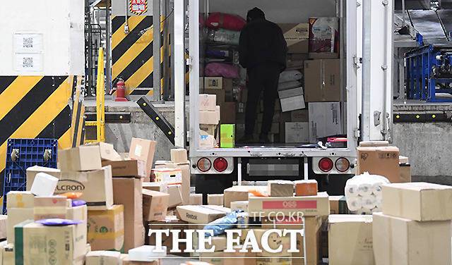 최근 유통업계에서 '빠른 택배' 경쟁이 치열한 가운데 뷰티·패션업계도 빠른 배송을 도입하는 등 다양한 배송서비스를 선보이고 있다. 사진은 기사 내용과 무관함. /더팩트DB