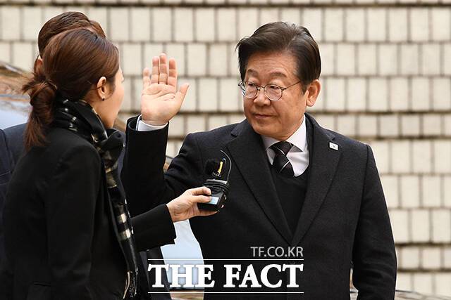 이재명 더불어민주당 대표의 위증교사 사건 항소심 첫 공판이 내달 20일 열린다. 재판부는 6월 3일 결심공판을 진행하고 재판을 종결할 계획이다. 이 대표가 1일 오전 서울 서초구 서울중앙지방법원에서 열린 '대장동 배임 및 성남 FC 뇌물 혐의' 공판에 출석하고 있다. /서예원 기자