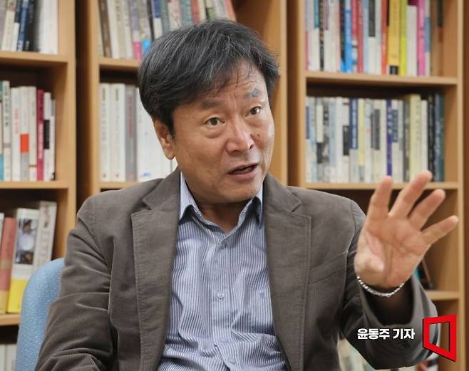 지난달 26일 김누리 중앙대학교 교수가 서울 동작구 교수연구실에서 아시아경제와 인터뷰하고 있다. 윤동주 기자