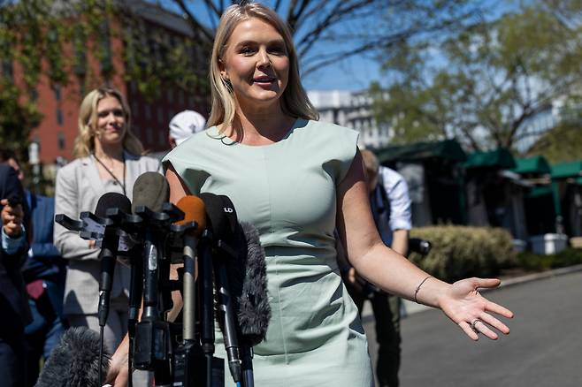 캐롤라인 레빗 백악관 대변인이 31일 백악관에서 기자들과 만나 4월 2일 상호 관세 부과 계획에 대해 설명을 하고 있다. /EPA 연합뉴스