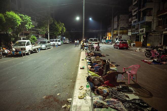 <YONHAP PHOTO-4261> People sleep on the street in Mandalay on March 31, 2025 three days after the deadly Myanmar earthquake. Hopes were fading of finding more survivors in the rubble of Mandalay, where some residents spent a third night sleeping in the open after a massive earthquake killed at least 1,700 people in Myanmar and neighbouring Thailand. (Photo by Sai Aung MAIN / AFP)/2025-03-31 14:08:27/<저작권자 ⓒ 1980-2025 ㈜연합뉴스. 무단 전재 재배포 금지, AI 학습 및 활용 금지>