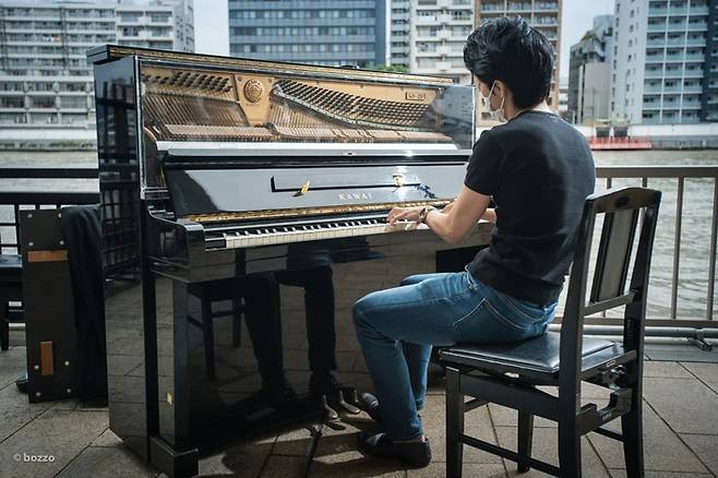 일본 도쿄 스미다구 료고쿠다리에 설치된 거리 피아노를 한 시민이 연주하고 있다./sumiyume.jp