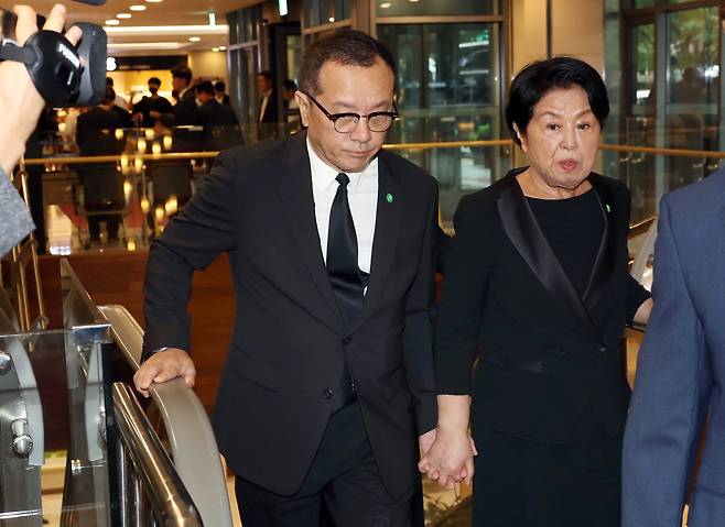 고 전두환 전 대통령의 부인 이순자씨와 아들 전재국씨. /뉴스1