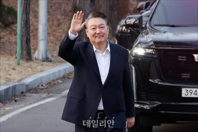 윤석열 대통령이 지난 8일 오후 경기도 의왕시 서울구치소에서 법원의 구속취소로 결정으로 석방되어 나오며 지지자들에게 인사를 하고 있다. ⓒ데일리안 홍금표 기자