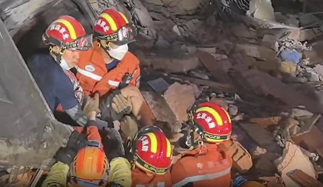 규모 7.7의 강진이 발생한 미얀마 제2도시 만달레이에서 31일(현지 시간) 중국 구조대가 무너진 아파트 잔해에서 5세 어린이를 구조하고 있다. 구조된 아이는 두 다리를 잘 움직이는 등 비교적 건강 상태가 양호해 보였다. 사진 출처 중국 응급관리부 홈페이지