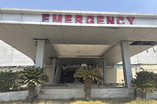 31일(현지 시간) 지진 여파로 건물 내부가 대부분 붕괴된 수도 네피도의 한 병원 전경. 네피도=AP 뉴시스