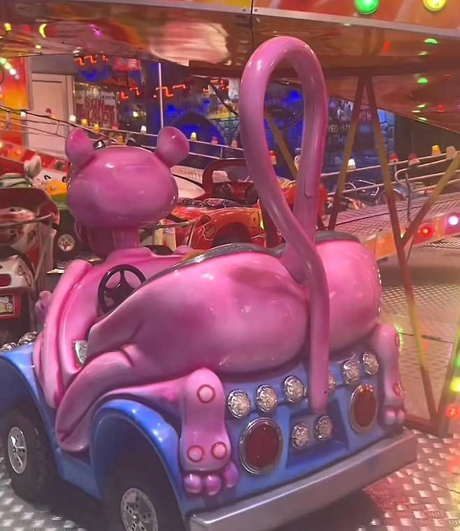 GnPOuS3a8AAz6n6.jpeg 뭔가 이상한 핑크팬더...jpg