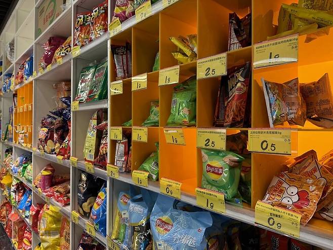 지난 26일 중국 베이징 싼리툰의 할인 소매점 핫맥스에 100원짜리 과자들이 판매대에 놓여 있다. 베이징/이정연 특파원