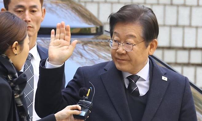 이재명 더불어민주당 대표가 1일 오전 대장동 배임과 성남 FC 뇌물혐의 1심 속행공판에 참석하기 위해 서울 중앙지법으로 들어가며 지지자들에게 손을 흔들고 있다. 윤운식 선임기자yws@hani.co.kr