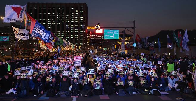 ‘윤석열즉각퇴진·사회대개혁 비상행동’이 1일 저녁 서울 광화문 동십자각 인근에서 연 내란수괴 윤석열 즉각파면 집회 참가자들이 구호를 외치고 있다. 김영원 기자 forever@hani.co.kr
